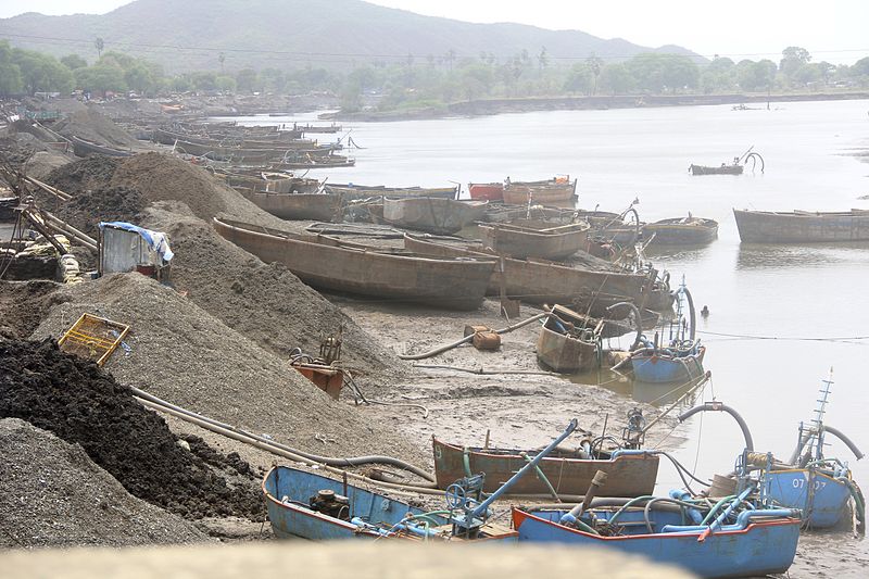 800px-Sand_mining_with_suction_pumps